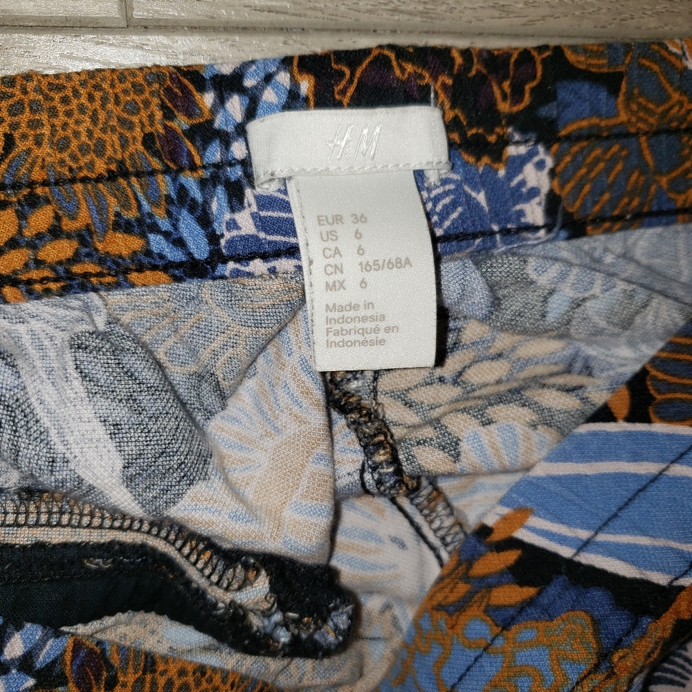 Floral Patterned Pants - Picture 2 of 3